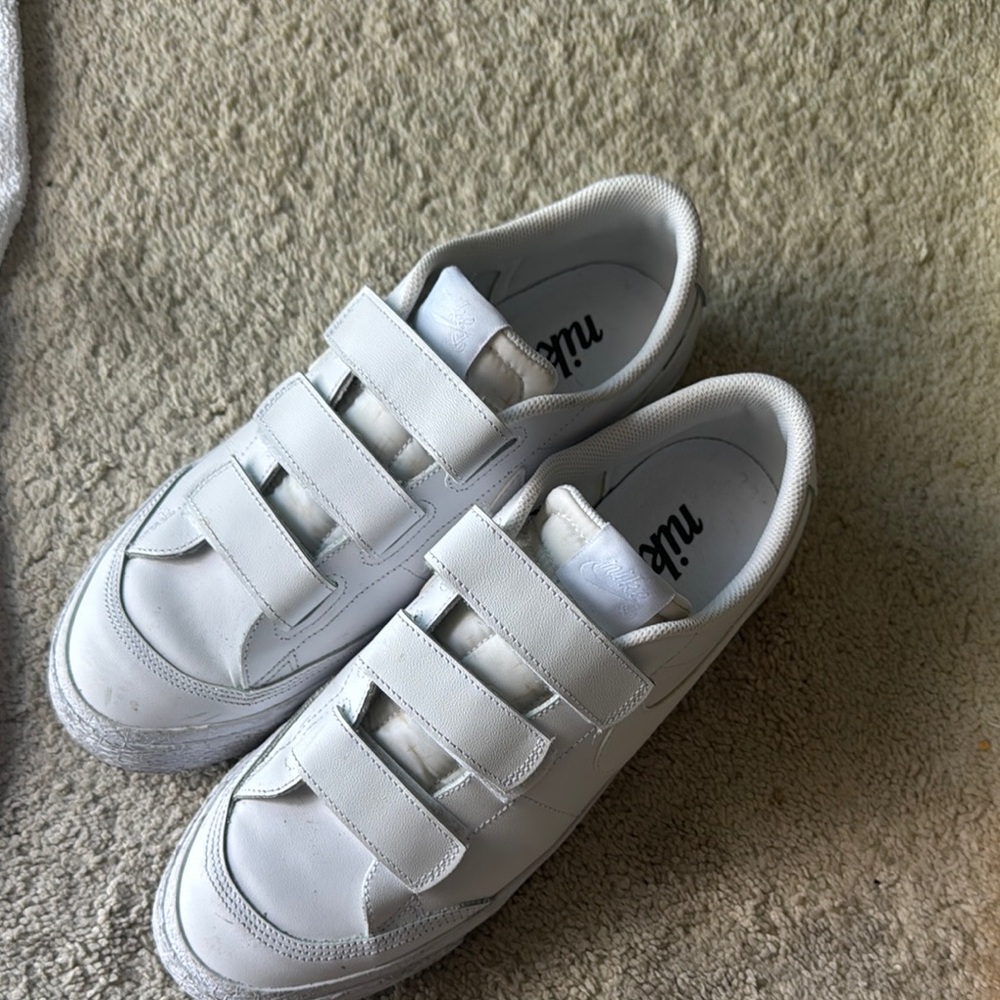 Nike SB White Sneakers with Modern Style and Comfort